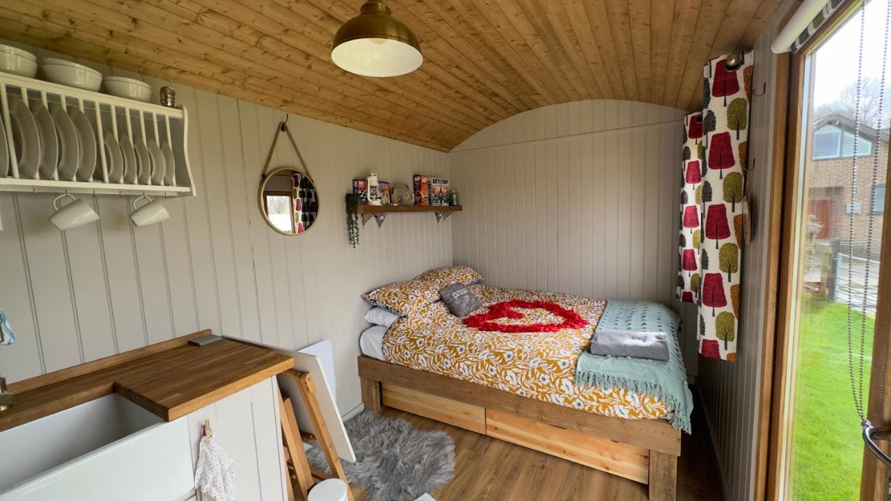 Shepherds Hut At Cedar Gables Lamberhurst المظهر الخارجي الصورة